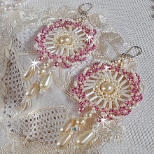 BO D&eacute;tente mont&eacute;es avec perles rondes, gouttes nacr&eacute;es, rocailles rose Antique et dormeuses en Argent 925